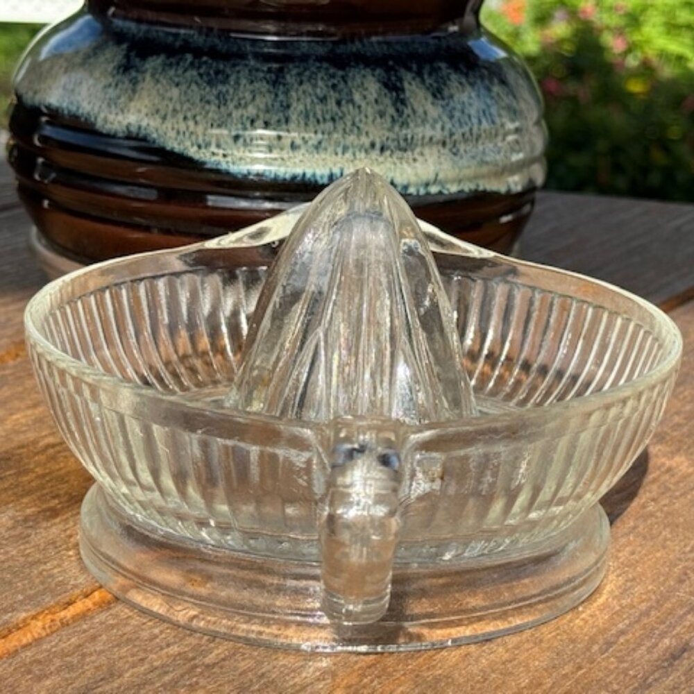 Vintage 1950's Glass Juicer Squeezer - Picture 3 of 8